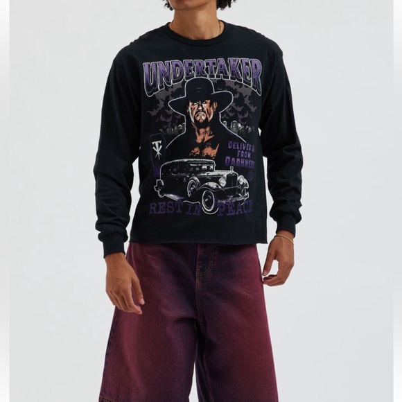 The Undertaker Shirt Long Sleeve Tee WWE Cropped Small NWT - Picture 1 of 12